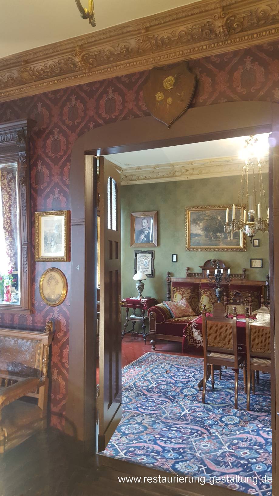 Wohnen wie in der Gründerzeit mit Stuck und historischer Tapete